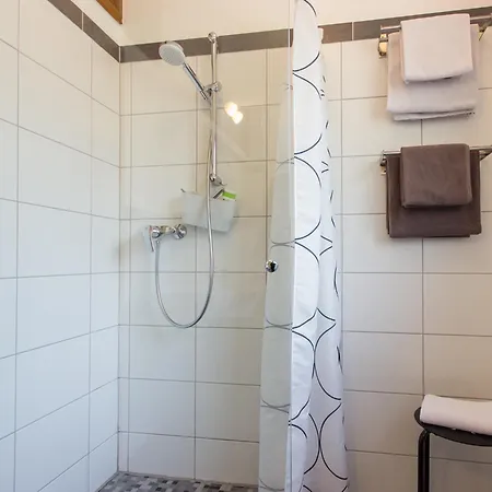 Apartment Schwaab-scherr, Genau Zwischen Bernkastel-kues Und Traben-trarbach, Mit Kostenlosem Oepnv-ticket Fuer Bus Und Bahn, Parkplaetzen Und Fahrradgarage *